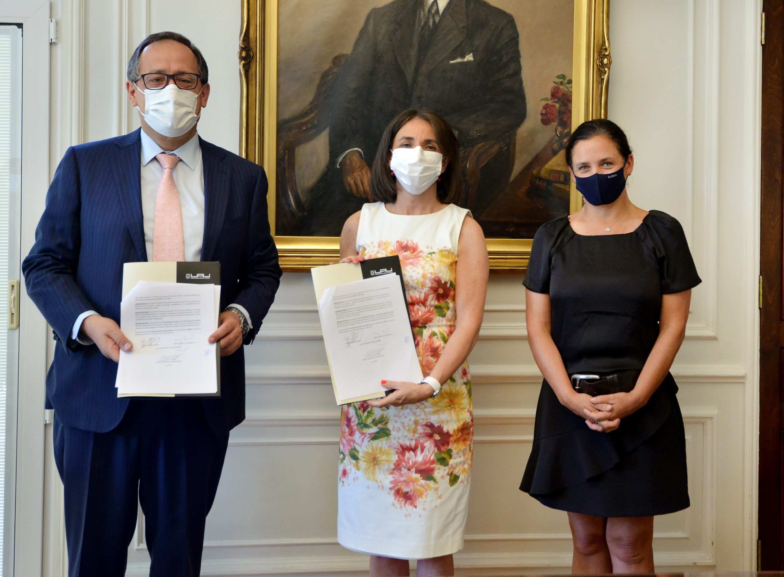 CNTV establece alianza estratégica con Universidad Adolfo Ibáñez