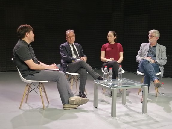 Expertos reflexionan sobre democracia y desinformación en tiempos de fake news